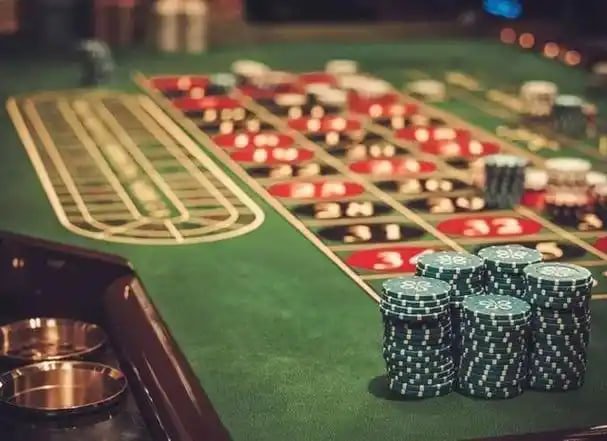 Hasil putaran Sic Bo yang ditampilkan secara real-time dengan ketiga dadu yang terlihat jelas